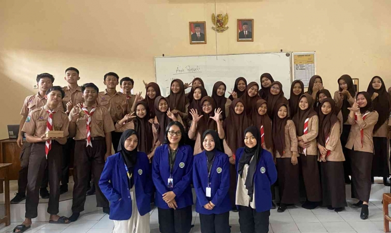 Foto Bersama Mahasiswa KKN MBKM Peduli Stunting Universitas Negeri Malang dan Siswa-Siswi SMA Negeri 1 Puncu/Dokpri