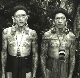 Dokumentasi orang Dayak jaman dahulu yang penuh dengan tato (Sumber: Warisan Budaya Nusantara)