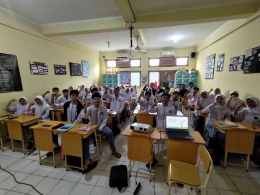 Gambar 1 Foto bersama siswa-siswi SMA Kosgoro Bogor; Sumber : Dokumentasi Pribadi