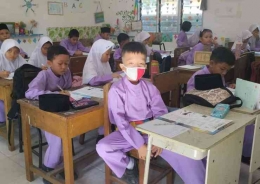 Waspada pneumonia mycoplasma dengan edukasi penggunaan masker dan protokol kesehatan bagi siswa. (foto Akbar Pitopang)