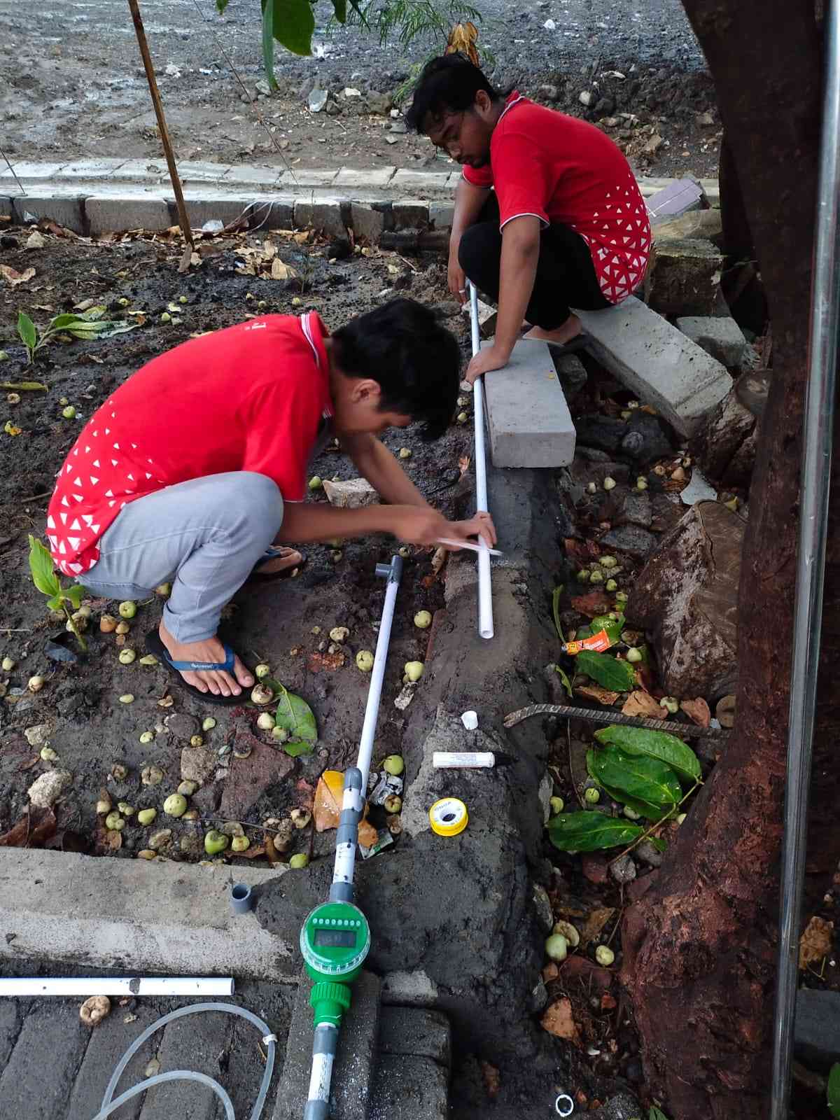 Mahasiswa KKN UNTAG Surabaya Membantu Instalasi Alat Penyiraman Dengan ...