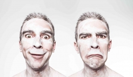 wajah seorang pria dengan dua ekspresi yang kontras foto: pixabay