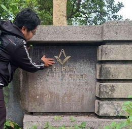 Simbol Freemason di pusara Dr. P.A.A.F. Eyken di Bong Londo Sukun Malang | dok. pribadi 