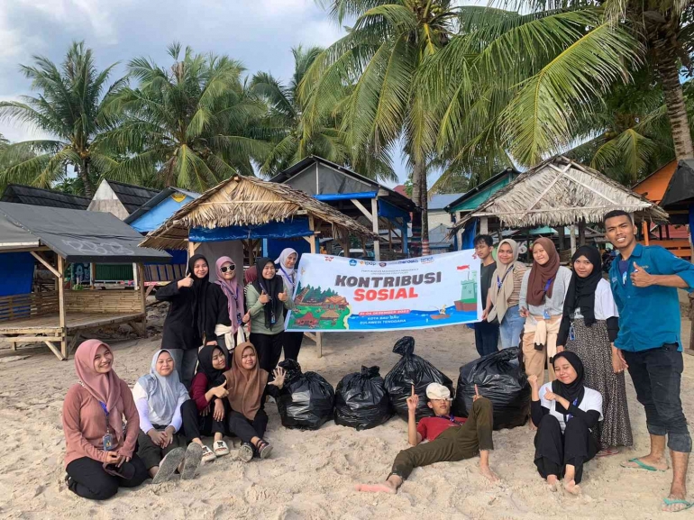 Gambar 3. Kontribusi Sosial Mahasiswa PMM Inbound UHO di Pantai Nirwana (Sumber : Dokumen pribadi)