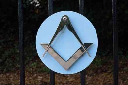 Simbol jangka mistar di Balai Freemason, Bournemouth, Inggris. | Foto : wikipedia.com