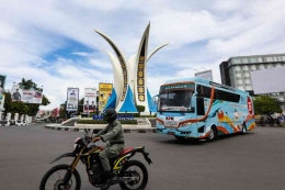 bus roadshow KPK melintasi pusat kota banda aceh sumber gambar pemerintah Aceh