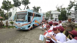 anak sekolah menyambut bus roadshow KPK hakordia  sumber gambar tribun medan.com