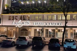 Kafe Lavayette di malam hari (gedung kembar selatan) | Foto : good-time-charleys.com