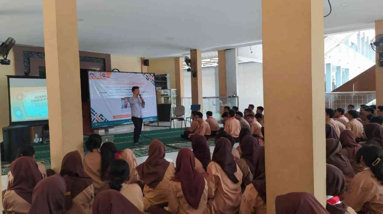 Muhammad Mukhlisin, berada di tengah para pelajar SMAN 11 Tangerang Selatan membahas project profile Pelajar Pancasila 