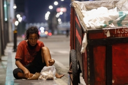 Ilustrasi: Yunita, tukang rongsokan, tengah istirahat di kawasan Jalan MH Thamrin | KOMPAS.COM/KRISTIANTO PURNOMO)