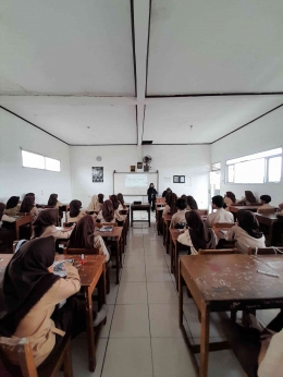 FOTO : Penyampaian materi penyuluhan terkait Fakultas Manajemen Hutan pada siswa/i kelas 10 SMK Globin Dramaga Bogor, Jawa Barat.