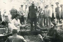 Presiden Sukarno meninjau sukarelawan Dwikora di Pasar Minggu pada 27 Mei 1964 (Kompas.com)