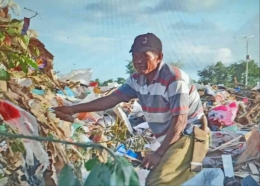 Sumber gambar:Diko sedang mengais sampah untuk mencari barang yang bisa dijual. Sudah 6 tahun Diko dan Istrinya tinggal dan mencari nafkah