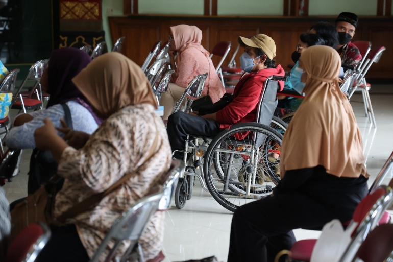 Ilustrasi-Warga difabel mengikuti pelatihan tentang usaha kuliner saat mengikuti acara Gebyar UMKM Disabilitas di kompleks Balai Kota Yogyakarta, Yogyakarta, Selasa (1/11/2022). (KOMPAS/FERGANATA INDRA RIATMOKO)