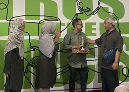 Penyerahaan Pengahargaan dari UMY kepada Ketua Koperasi Intako Zainul Arifin atas Kesediaannya dikunjungi Mahasiswa Manajemen UMY dalam Program KKL