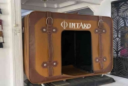 Ikon Intako yang terletak di dalam toko utamanya.