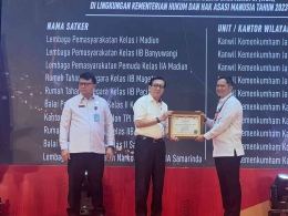 Penyerahan Piagam Penghargaan WBK oleh Yasonna kepada Hidayat Kalapas Narkotika SMD. dok Humas LPN Samarinda 