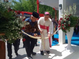Bupati dan Uskup Malang memotong pita peresmian. | Dokumen pribadi 