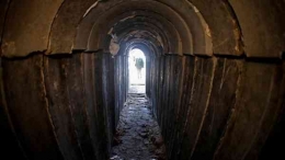  Sebuah terowongan membentang di jalur di Gaza menyembunyikan pejuang roket, dan lebih dari 200 sandera. (REUTERS/Jack Guez) via detik com