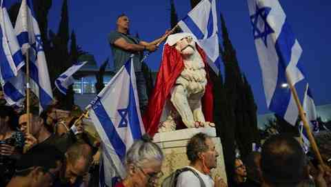Â Foto: Warga Israel menuntut pemerintahnya pembebasan Sandra (AP/Ohad Zwigenberg) via CNBC