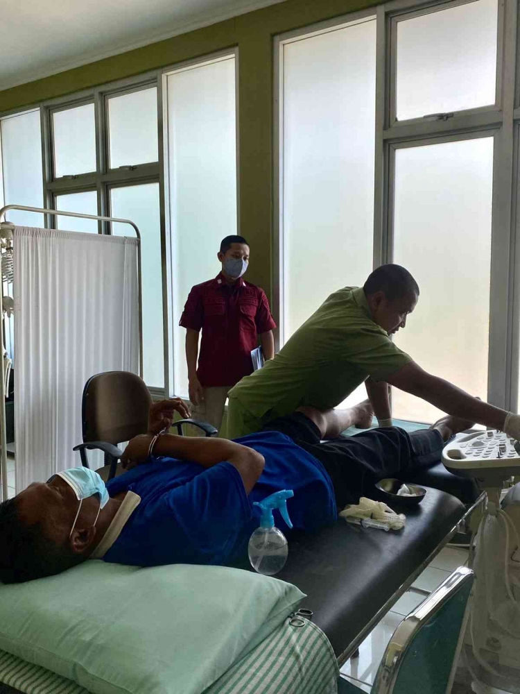 Warga Binaan Rutan Pekalongan kontrol ke Dokter Orthopedi RSUD Bendan Kota Pekalongan pada Kamis (14/12)/Dokpri