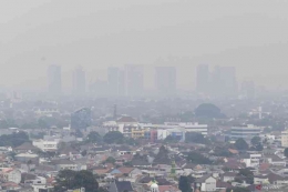 Kondisi polusi udara di Jakarta pada 14 juni 2023. Bahkan gedung pencakar langit kurang tampak terlihat akibat asap polusi. (Foto: ANTARA)
