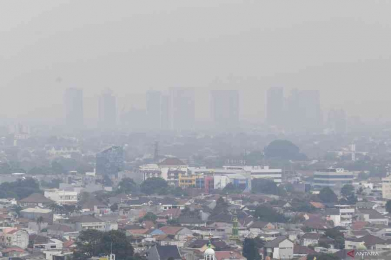 Kondisi polusi udara di Jakarta pada 14 juni 2023. Bahkan gedung pencakar langit kurang tampak terlihat akibat asap polusi. (Foto: ANTARA)