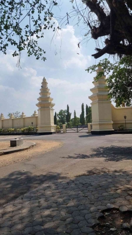 Gambar 1. Gerbang Taman Makam Pahlawan Kusuma Bakti. (Sumber: Dokumen Pribadi, September 2023)