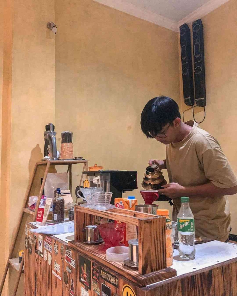 Salah satu founder dan owner Gerobak Miko, Ihmal yang sedang menyeduh Pour Over V60 (sumber : Instagram @gerobak_miko)