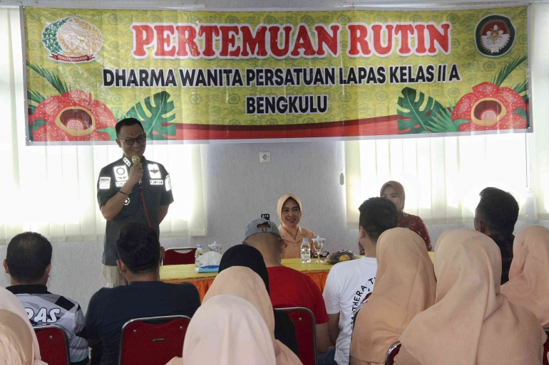 Yuniarto saat membuka pertemuan perdana Dharma Wanita Persatuan Lapas Bengkulu. Dok. Humas Lapas Bengkulu
