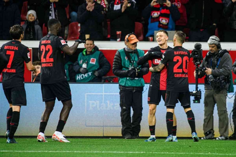 Pemain Bayer Leverkusen merayakan gol saat laga melawan Eintracht Frankfurt dini hari tadi. Sumber foto: Twitter/@bayer04fussball