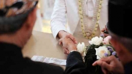 Gambaran prosesi ijab kabul dalam pernikahan (Getty Images/Stockphoto/Nanang Sholahudin)