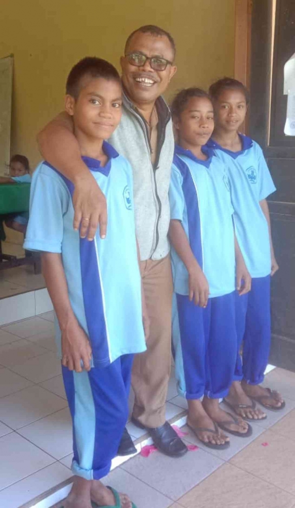 Bersama siswa di sekolah binaan (Dokpri)