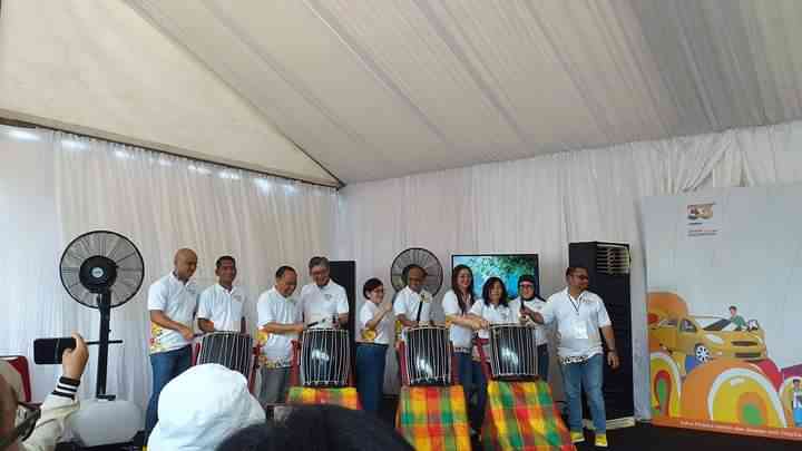 Menabuh gendang sebagai tanda dibukanya Adira Festival Makassar (Sri NurAminah, 2023)