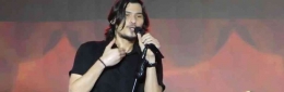 Aksi panggung Virzha Vocalis Dewa 19 Sumber : Dokrpi