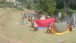Mendirikan tenda oleh para peserta Camp (sumber fhoto/Doc Mts SA Annur)
