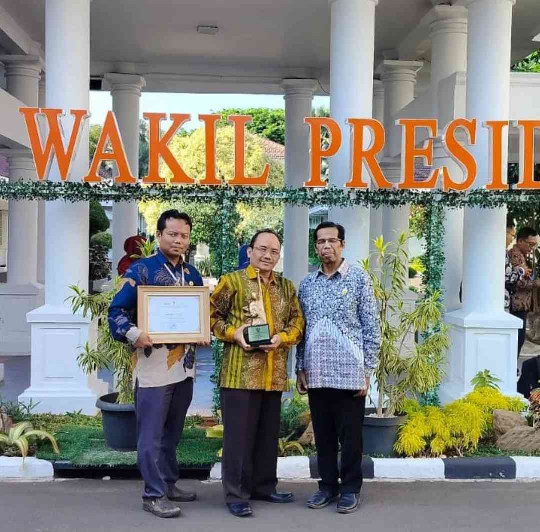 Rektor Universitas Al Ghifari Terima Anugerah Revolusi Mental 2023 Dari ...