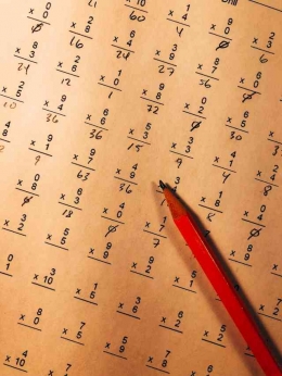 Sumber: https://unsplash.com/photos/red-pencil-on-top-of-mathematical-quiz-paper-rD2dc_2S3i0