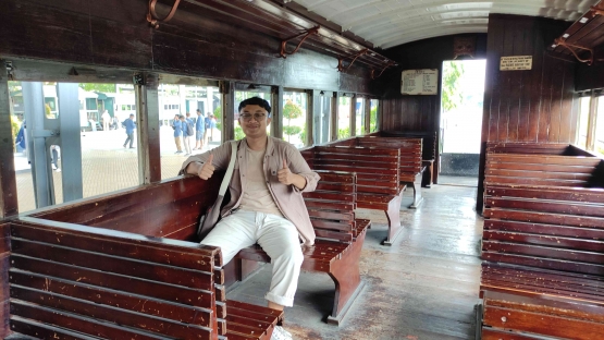 Suasana di dalam kereta wisata by Dani Irawan