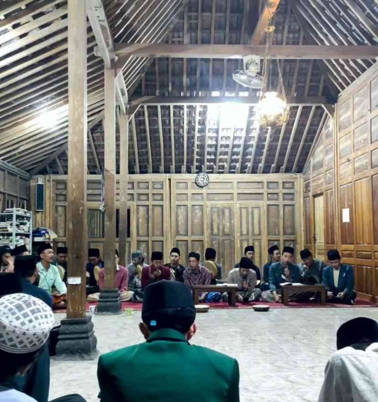 Suasana Kegiatan Rutinan Malam Jum'at Di Pondok Hidayatul Mubtadi-Ien Prenggan,Kotagede,Yogyakarta.