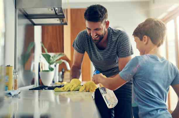 Ilustrasi ayah dan anak yang ceria membersihkan rumah bersama-sama. Sumber: Istockphoto (PeopleImages)