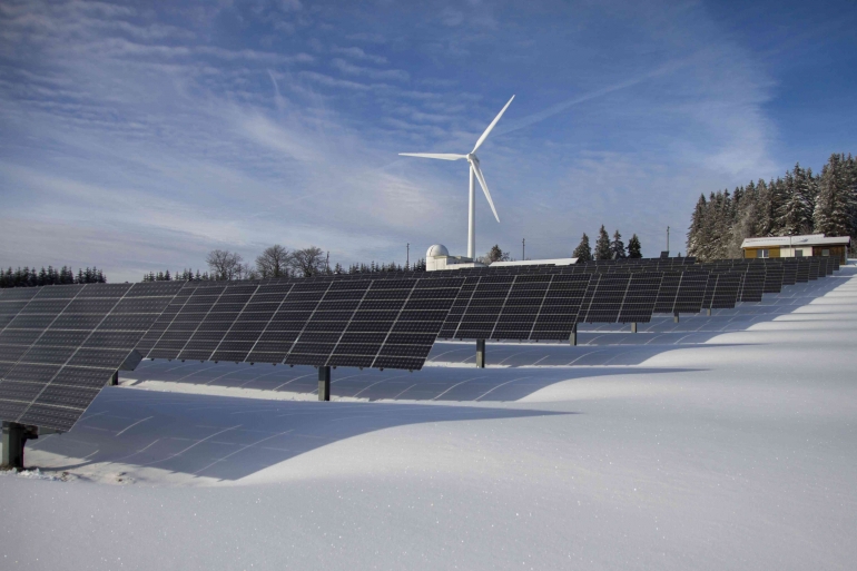 Sumber gambar: https://www.pexels.com/photo/solar-panels-on-snow-with-windmill-under-clear-day-sky-433308/