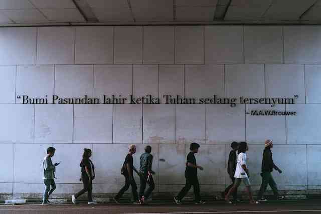 Puisi setengah purnama di Bandung / Photo by unsplash (Zulfikar Arifuzzaki)  