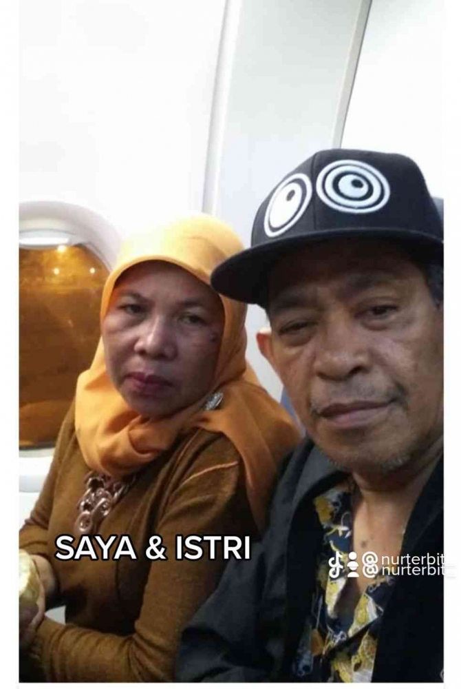 Berdua menikmati penerbangan menuju obyek wisata Nusantara (foto dok Nur Terbit)