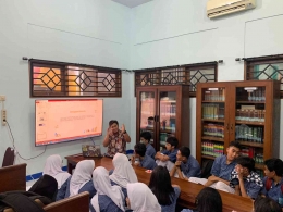 Sharing Session POKEMON Bersama Murid-murid SMA Negeri 1 Ungaran - Sumber : Dokumen Prama R. Putranto