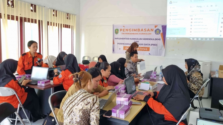 Dewan Guru TK KED SAP membantu mempraktikan pengisian PBD