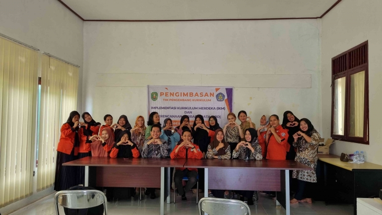Foto Bersama Dewan Guru PAUD Se Kecamatan Telen