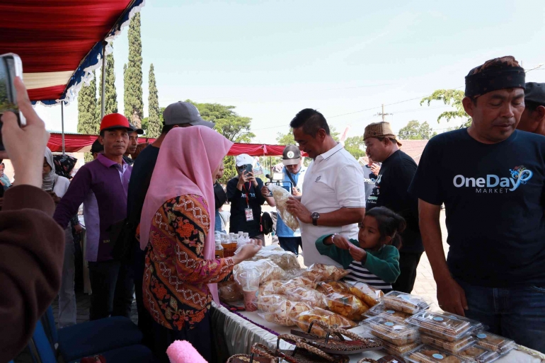Kunjungan Ketua DPRD Malang ke Stand Desa Wringinanom/Dokpri