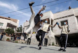 Para penari Palestina melakukan tarian tradisional dabke (VOA Indonesia)