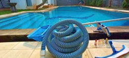 Alat maintenance kolam renang lengkap, vacum head, selang vacum, stick, pool brush, leaf sekimmer, Test kit (Foto/Gunawan)